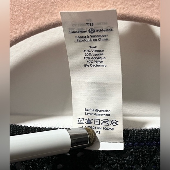 LULULEMON PRE-LOVED AUTHENTIC REVERSIBLE BLUE & BLACK SOFT COZY DESIGN WRAP - Picture 12 of 17